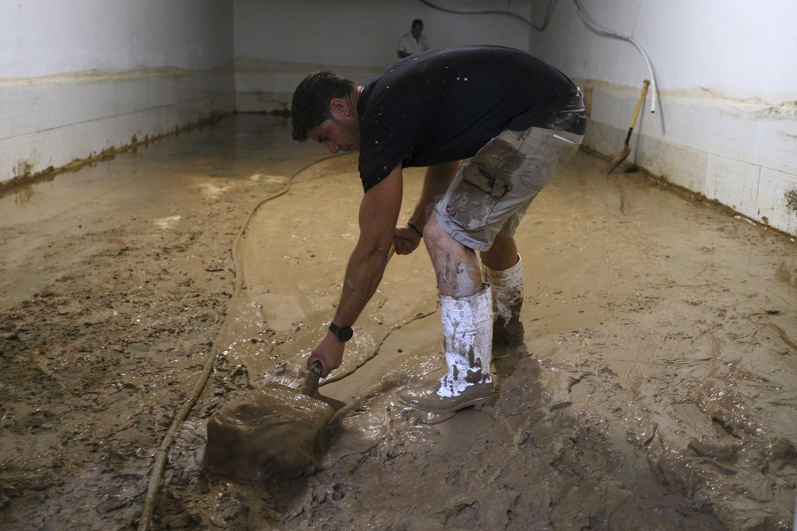 Limpieza del barro en las instalaciones de la empresa Revelbe.