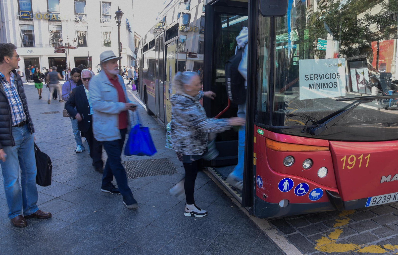Protesta de Tussam por la huelga nacional de transporte público