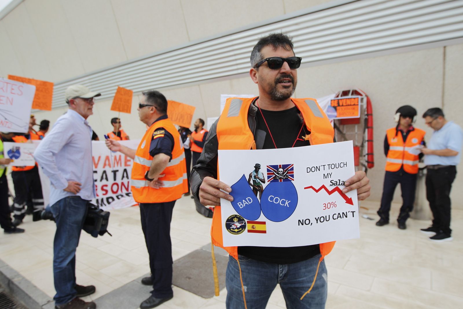 Fotogalería protesta equipo aéreo Salvamento Marítimo en Almería