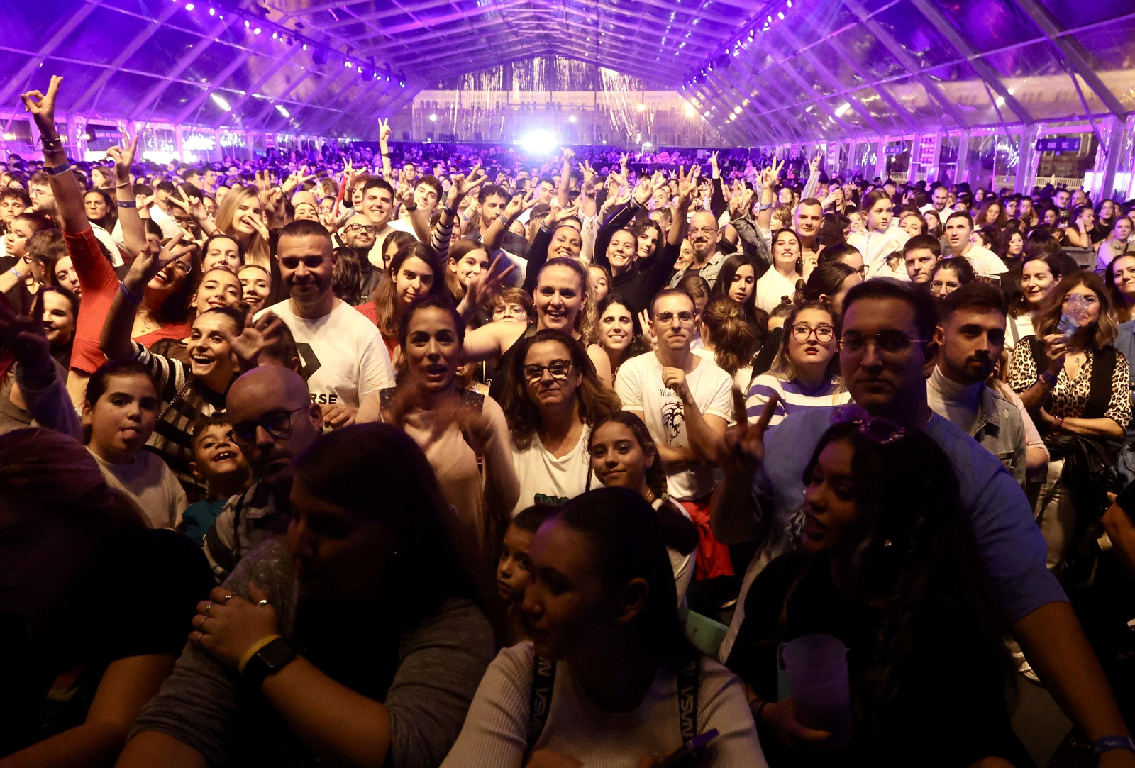 Búscate en el concierto de Lola Indigo