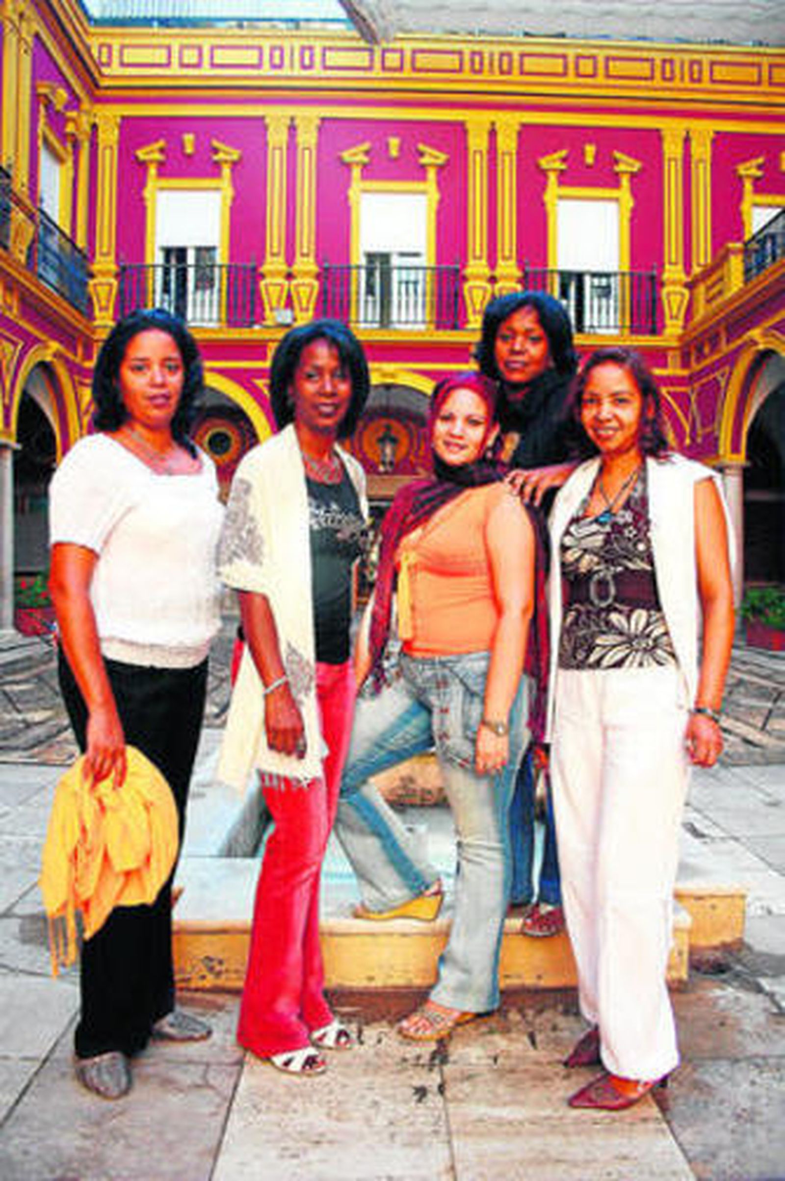 Silvia Calzado, Ana Josefina Hernández, Annia del Toro, Maryoris Mena y Koset Muñoa, de Vocal Divas.