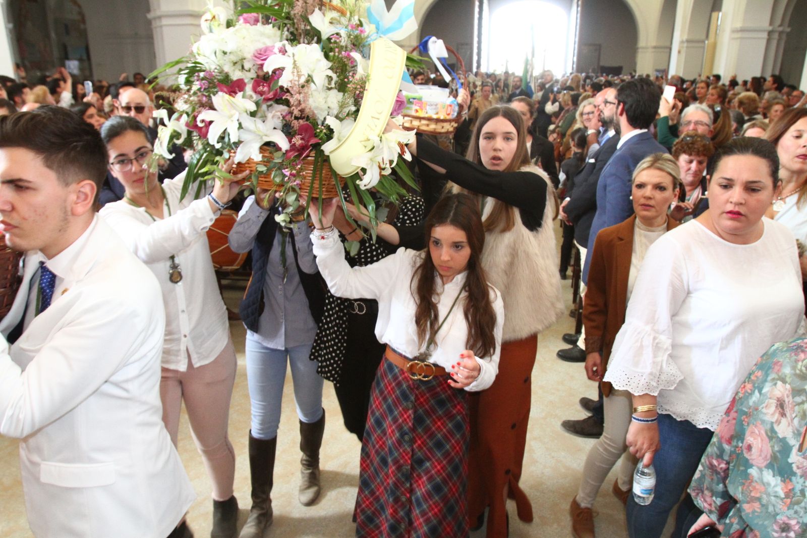 La Hermandad de Huelva se presenta ante la Virgen del Rocío en su peregrinación a la aldea almonteña