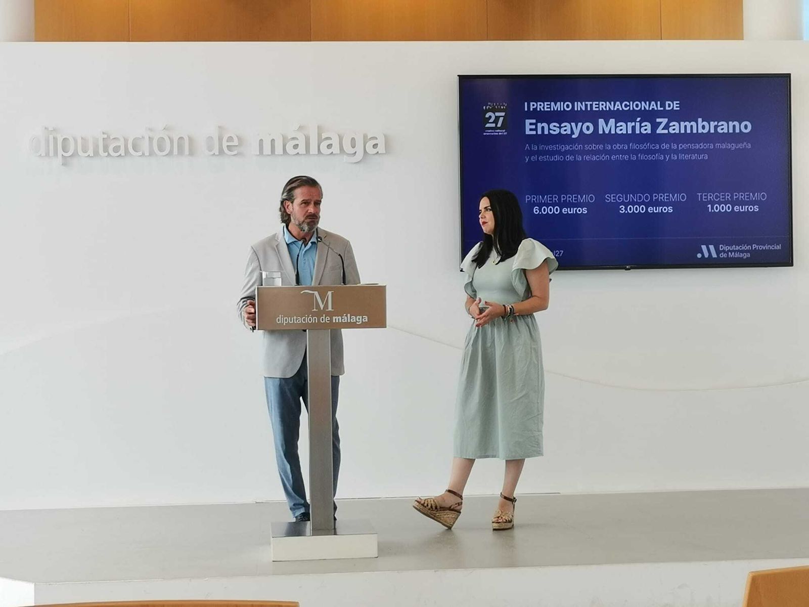 Víctor González, diputado de Cultura, y Lourdes Piña, diputada de Igualdad, presentan la convocatoria del I Premio Internacional de Ensayo María Zambrano