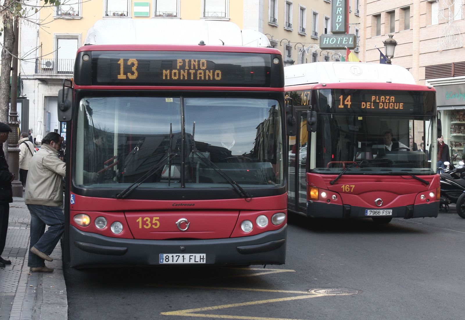 Dos autobuses en la Plaza del Duque de la Victoria.