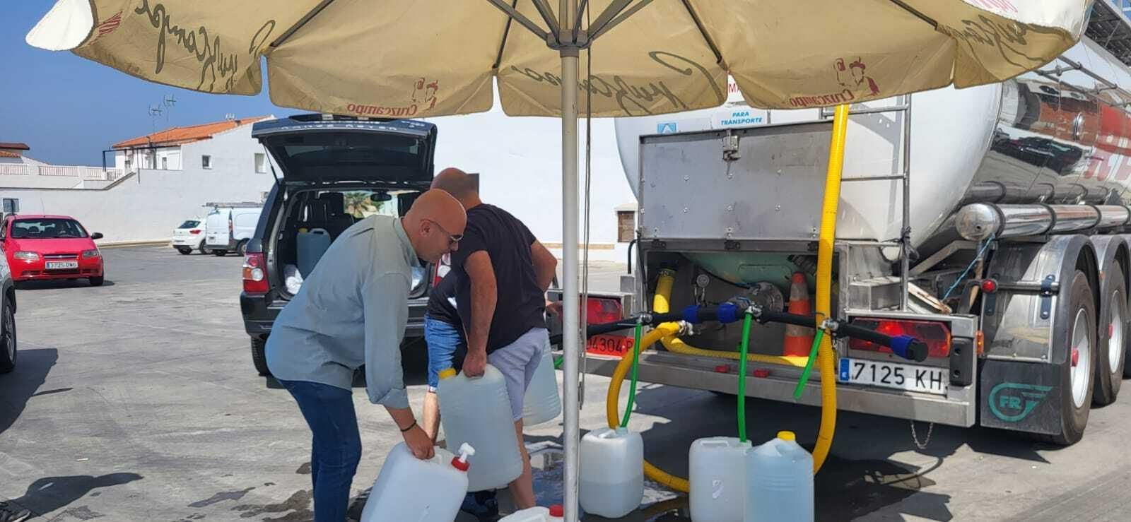 Reparto de agua este jueves en Espiel. Reparto de agua este jueves en Espiel.