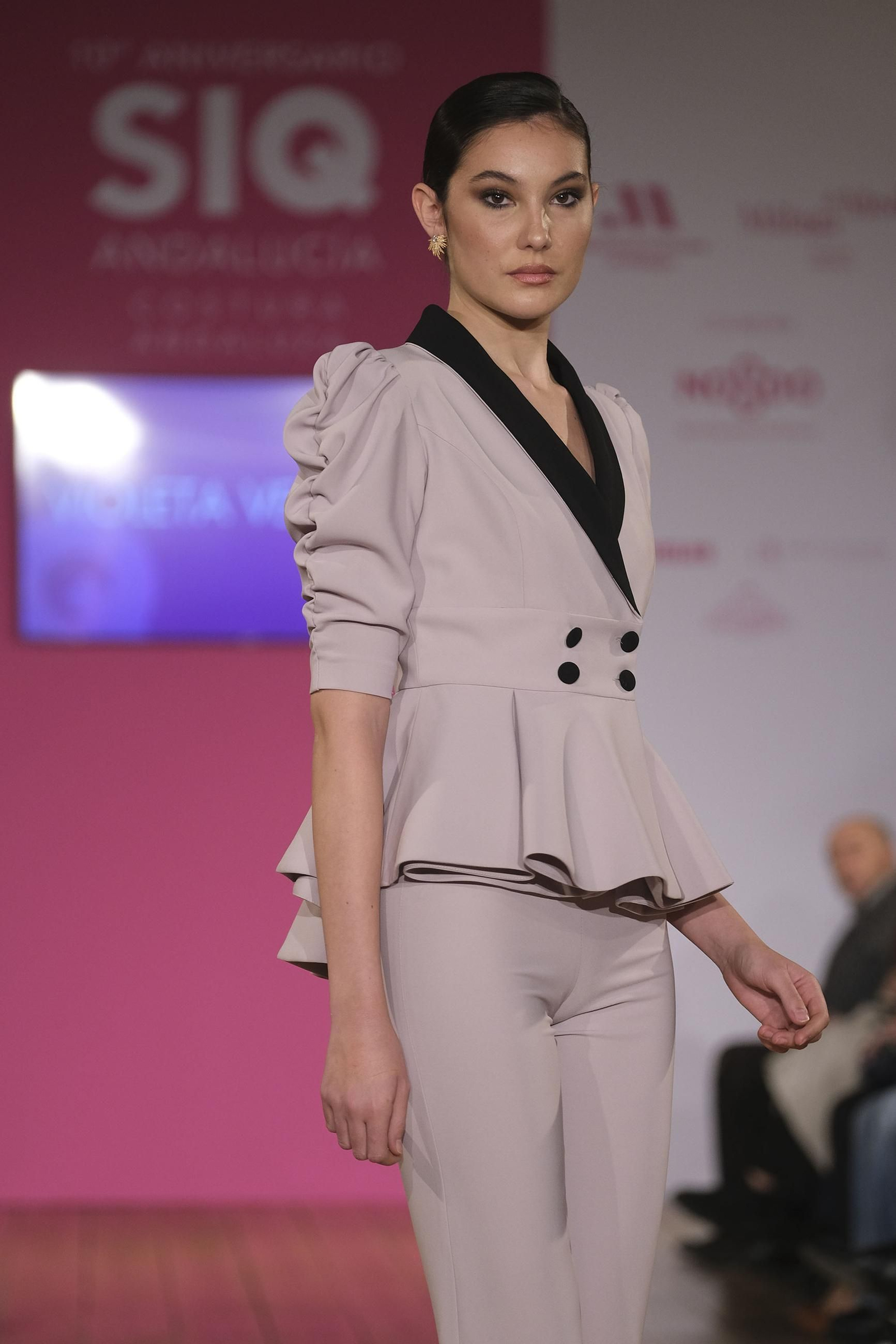 Sobriedad y minimalismo en las invitadas de Violeta Vergara