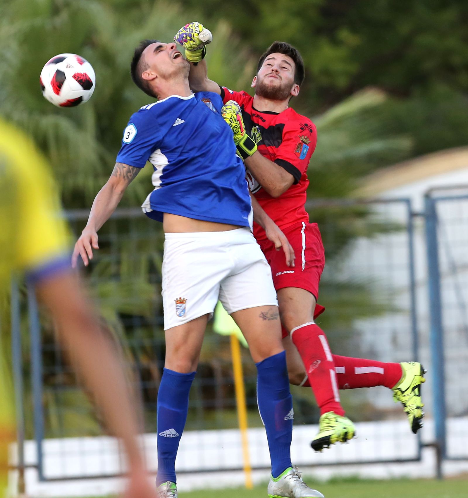 Gallego, guardameta del Conil, en el momento de su penalti a Salas tras no medir bien en su salida.