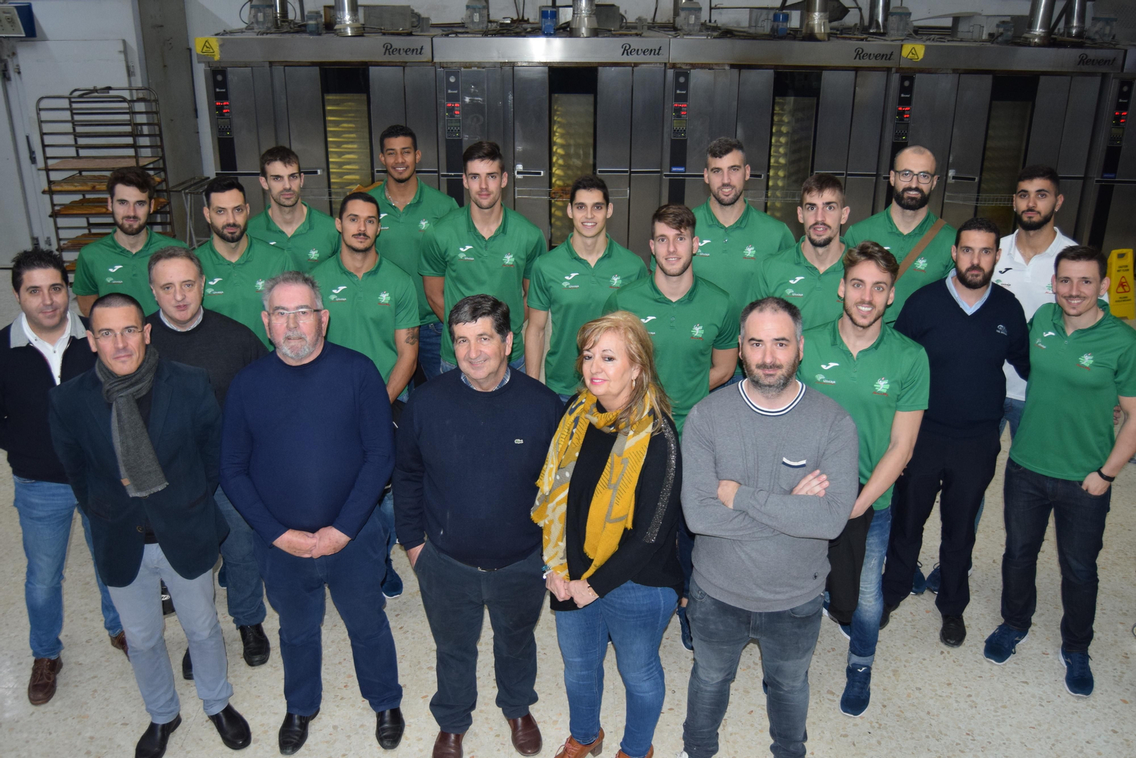 Los integrantes del club ahorrador en las instalaciones de Panadería Del Rosal