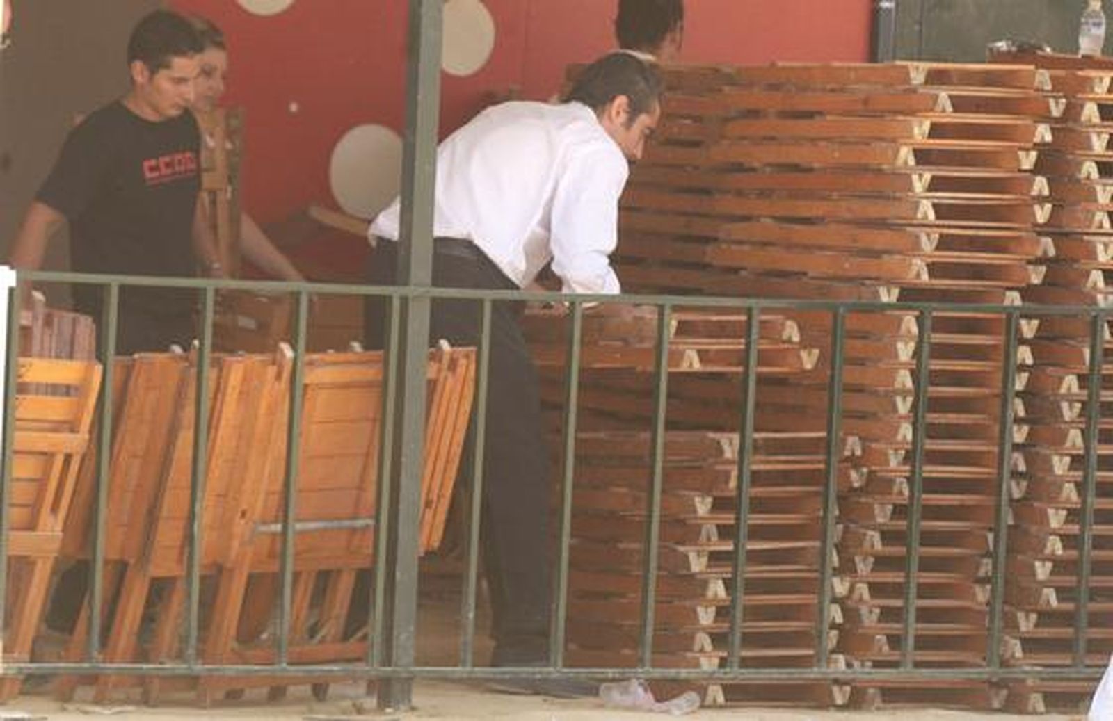 Un camarero recoge la terraza de una caseta a media tarde.

Foto: Miguel Ángel González
