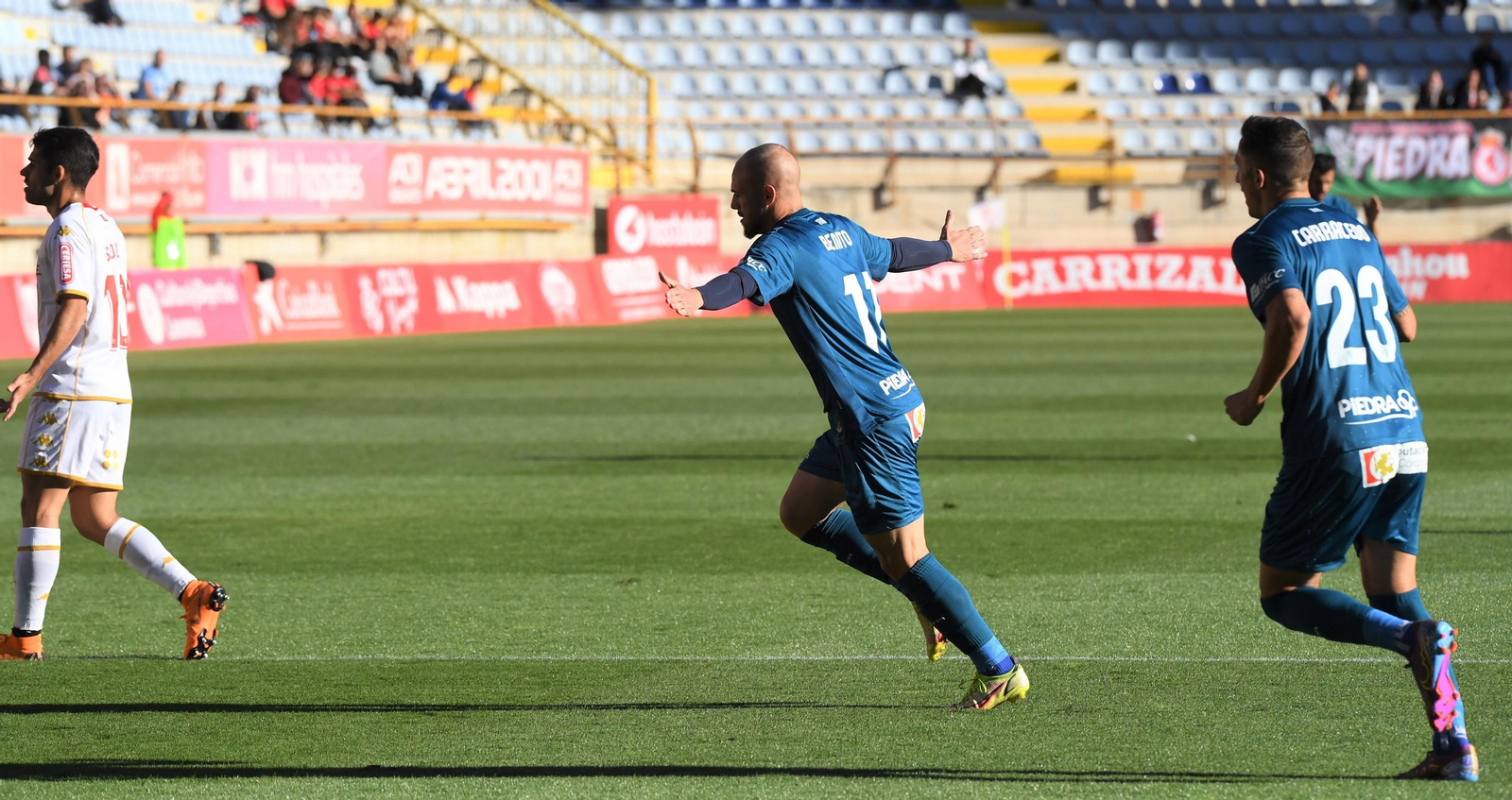 Sergio Benito celebra su primer gol oficial con el Córdoba CF, el conseguido en León.