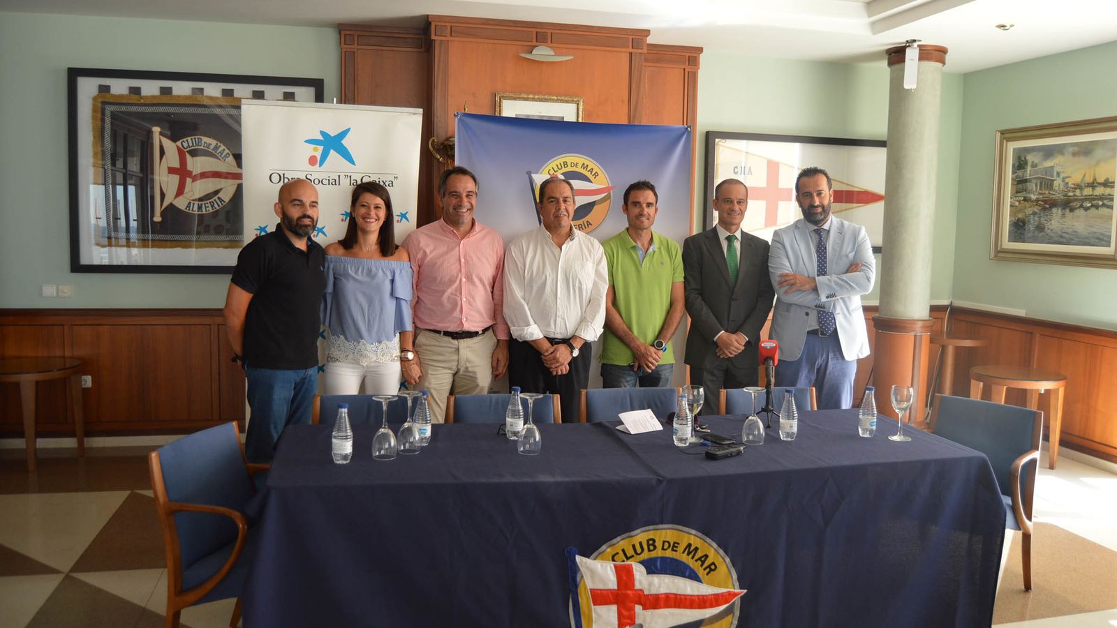 Organizadores y patrocinadores de la prueba, en el Club de Mar