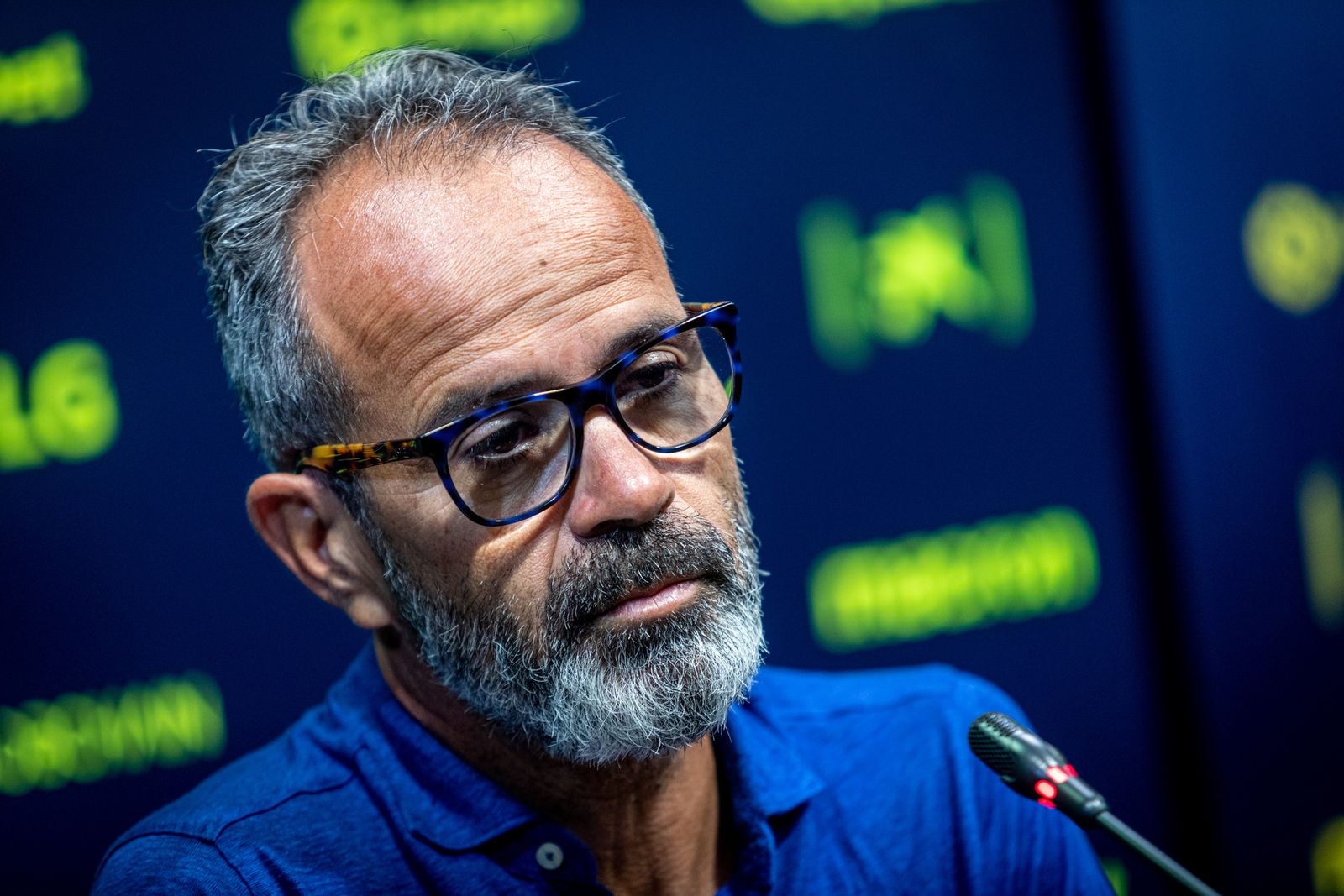 Gesto serio de Cervera mientras atiende a una pregunta.