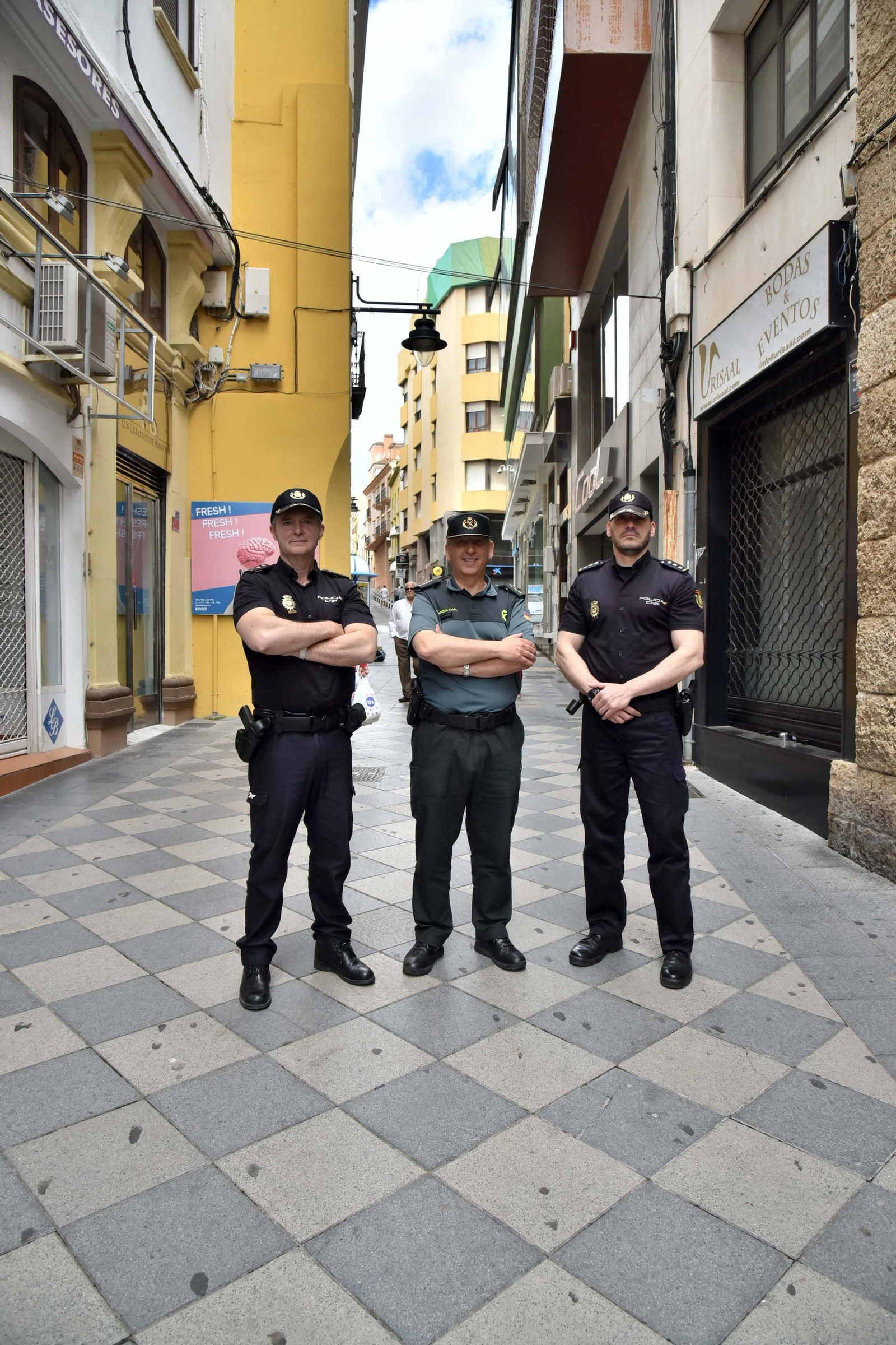 López, Núñez y Esteban, en una calle del centro algecireño.