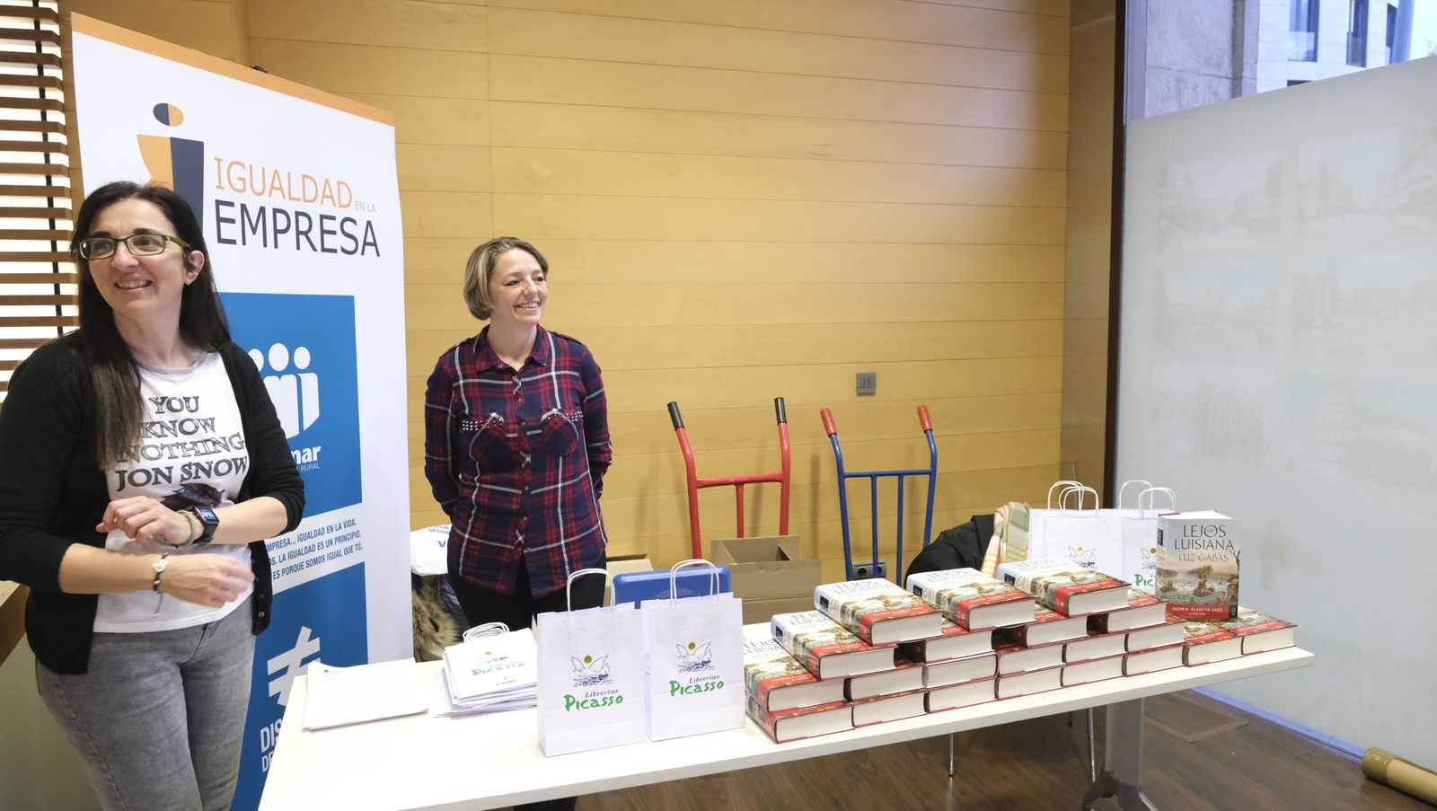 Imágenes del Diario de los Libros con la escritora ganadora del Premio Planeta 2022, Luz Gabás