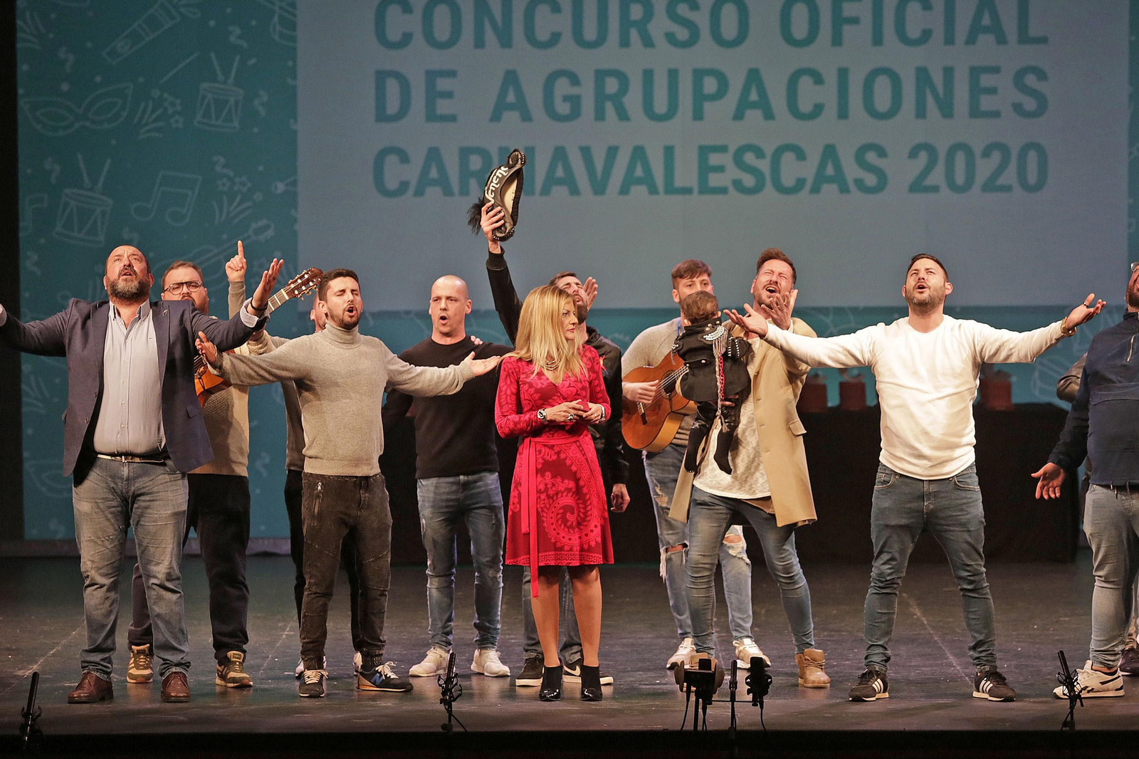 Imágenes de la entrega de los antifaces de oro en el Gran Teatro Falla