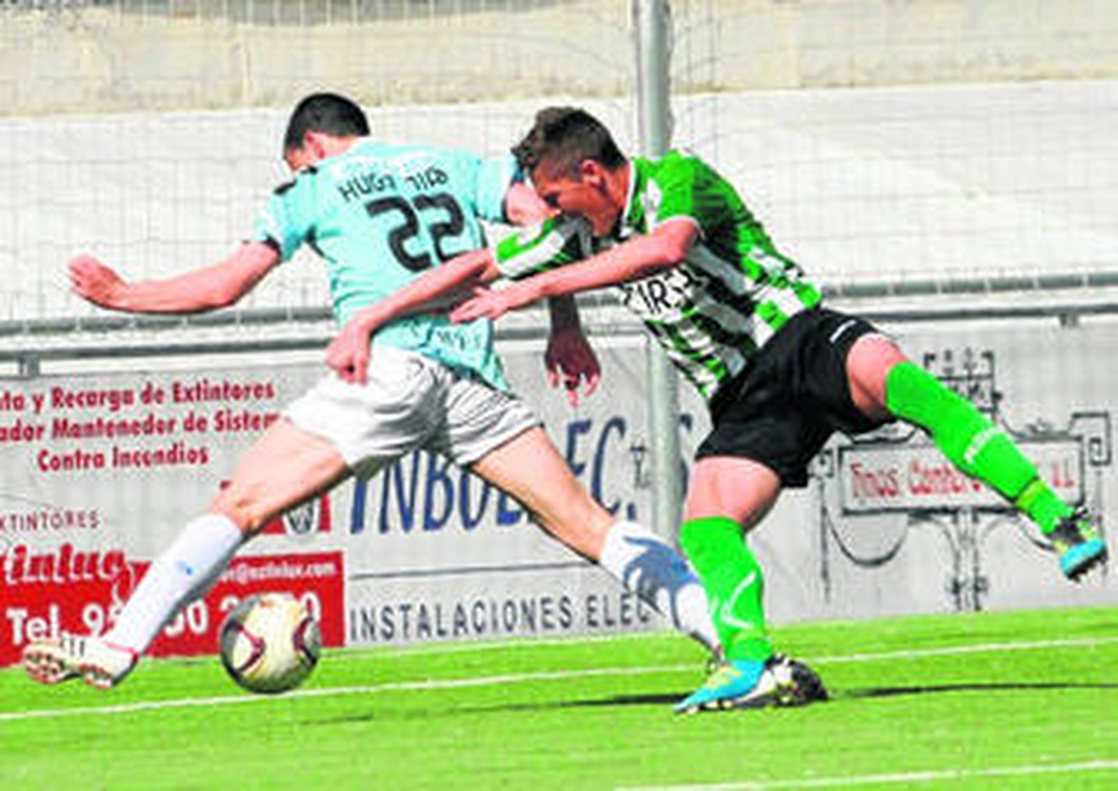 Hugo Díaz se marcha de Raíllo, tras aprovechar antes un fallo del cancerbero Ayala, en la jugada que supuso el 3-0.