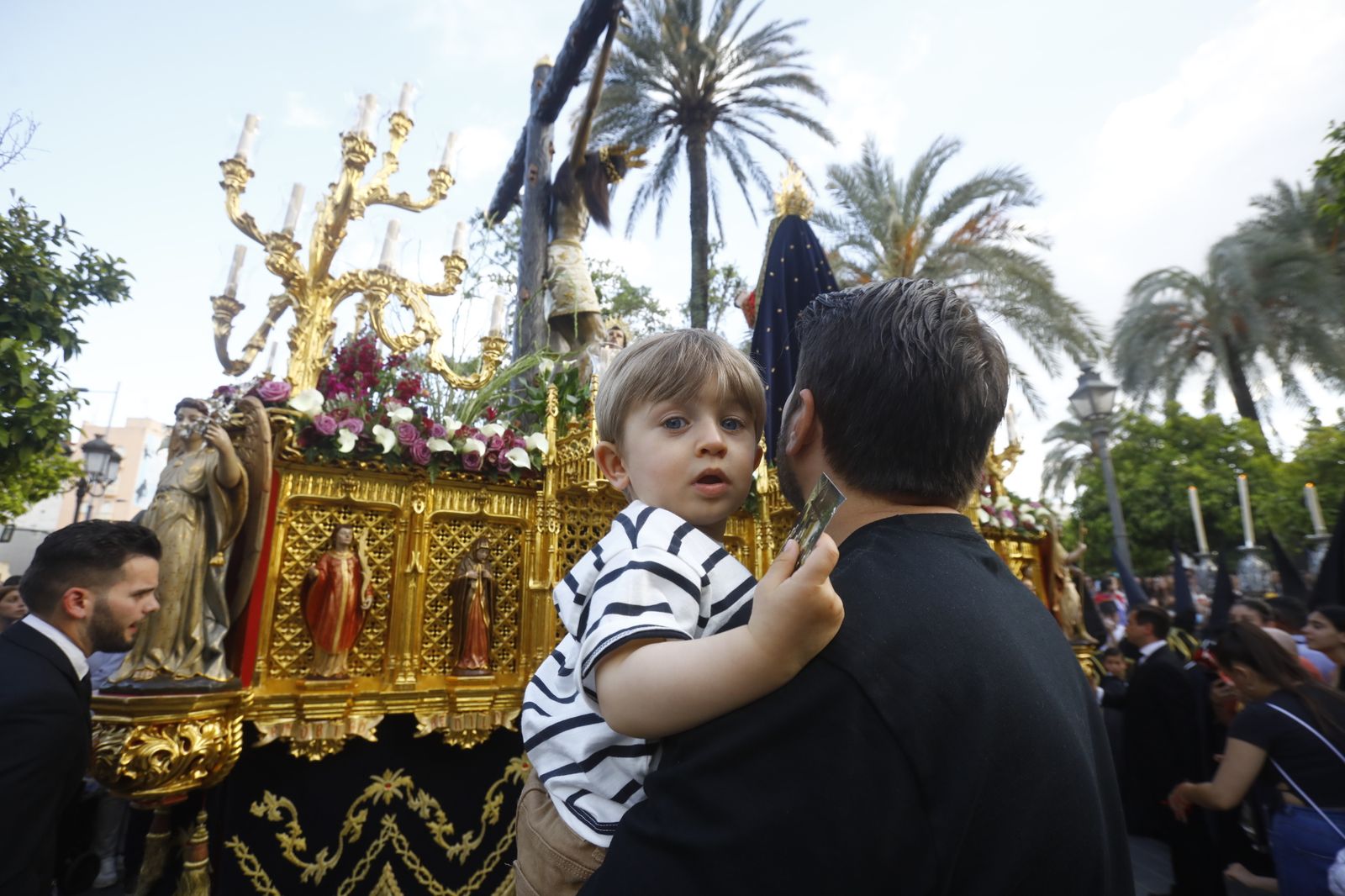 Jueves Santo en Córdoba: La procesión del Cristo de Gracia, en imágenes