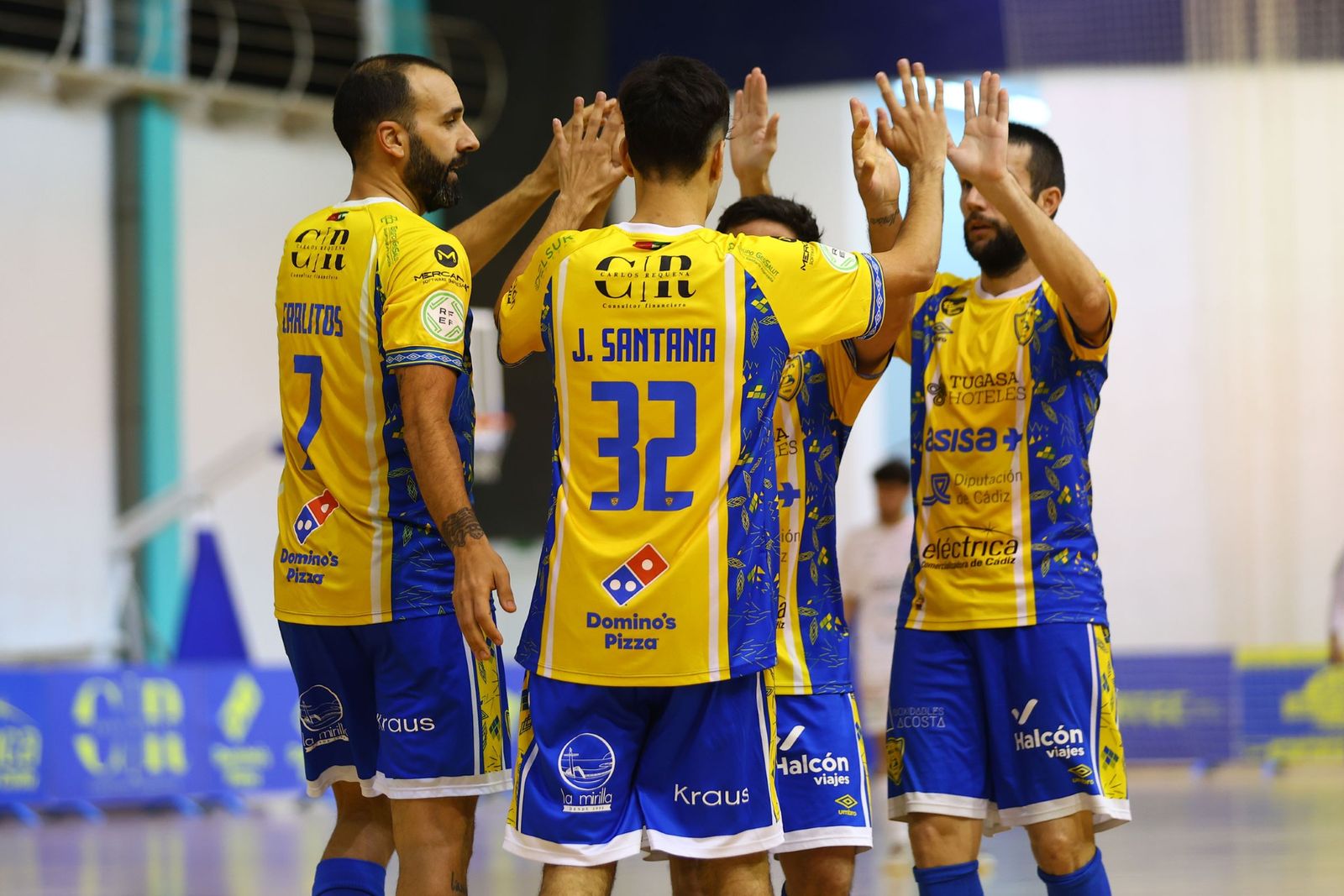 Los gaditanos celebran uno de los goles.