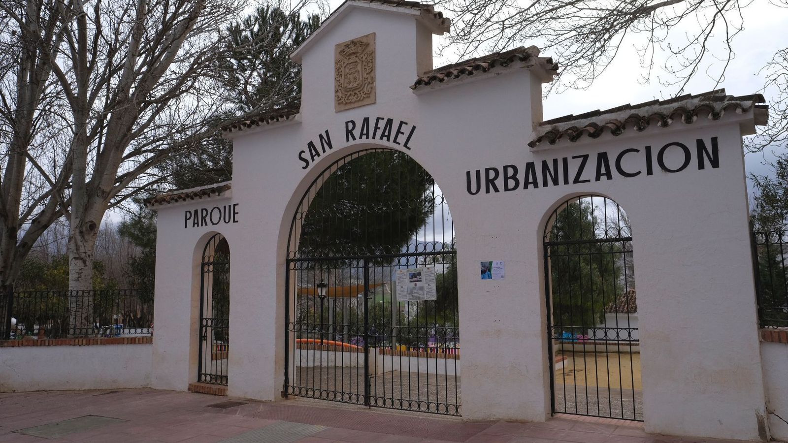 Uno de los parques de Ronda cerrado a causa del viento.