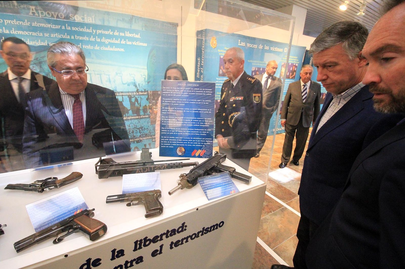 Juan Ignacio Zoido, ministro del Interior, presenta en la Comandancia de la Guardia Civil la nueva versión de AleryCops y el dispositivo del Rocío y posteriormente acude a la Diputación de Huelva para visitar la exposición sobre el terrorismo, en imágenes