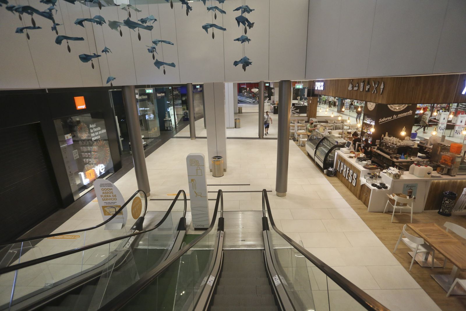 El centro comercial Larios Centro se prepara para su apertura el lunes, en la fase 2 de la desescalada