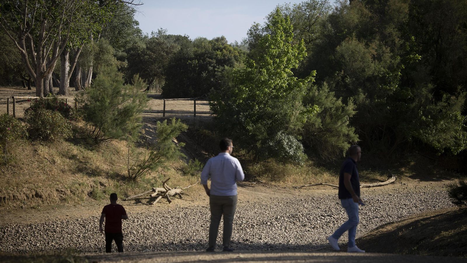 Varias personas contemplan el estado de sequía que presenta el vado de Quema.
