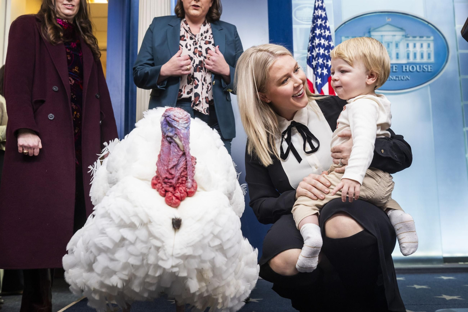 La portavoz de la Casa Blanca, Karoline Leavitt, y su sobrino, cuya madre ha sido detenida por Inmigración, en la Casa Blanca, el 25 de noviembre.