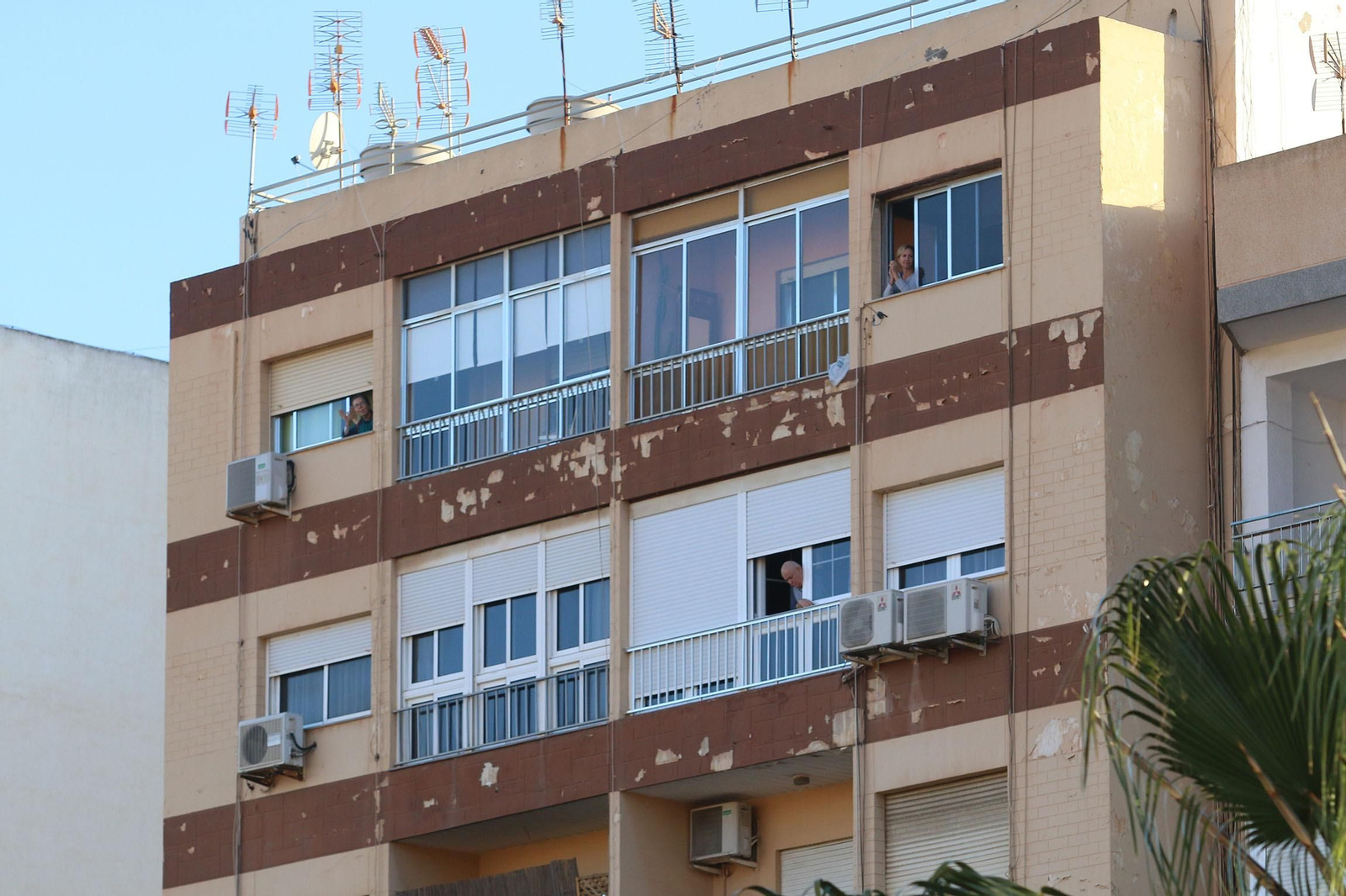 Fotogalería del aplauso de las ocho de la tarde de este lunes 20 de abril