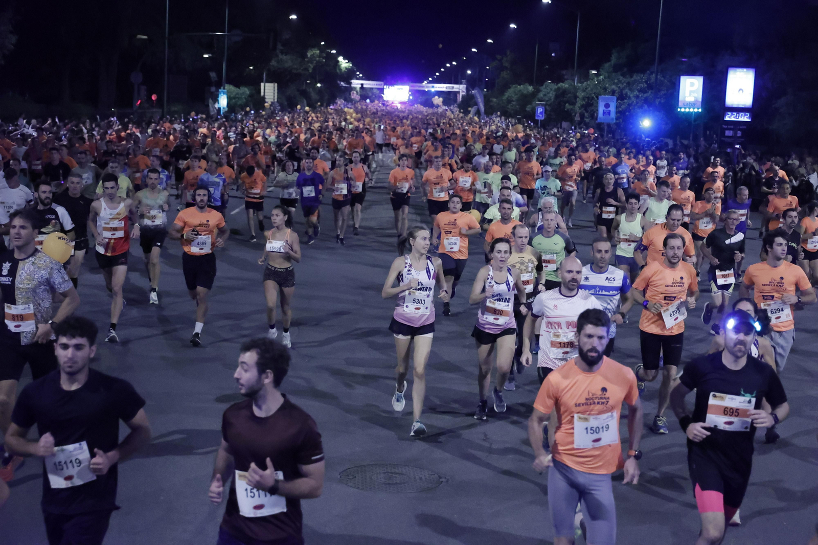 Búscate en la Carrera Nocturna de Sevilla (1)