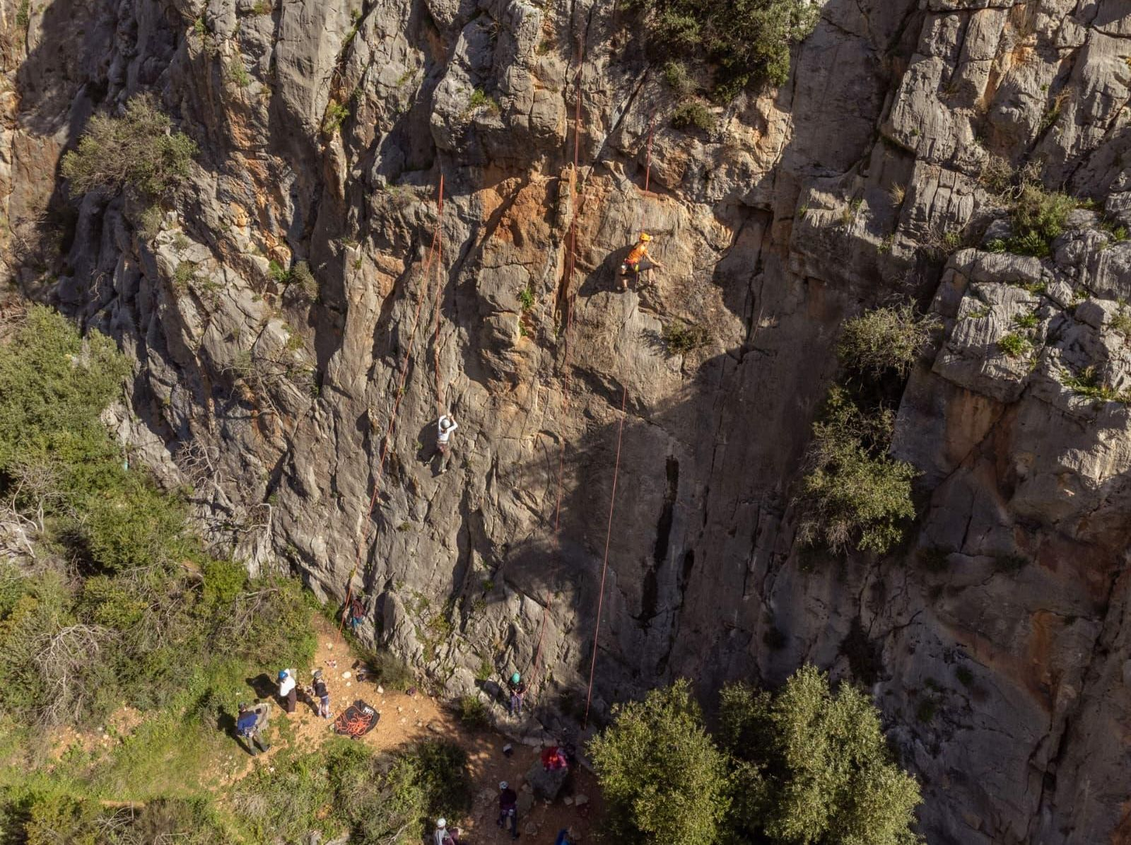 Esta modalidad de escalada, con guía experto acompañando en todo momento, está recomendada también para principiantes.