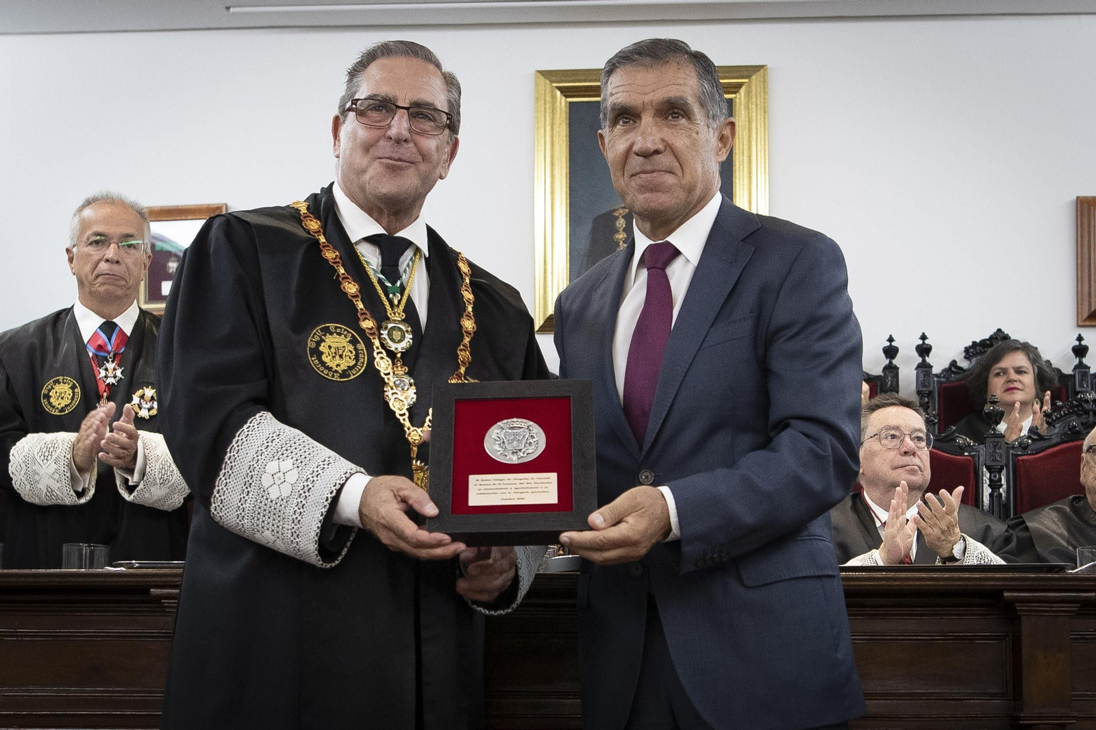 Botones de oro y lazo (15191061).jpg