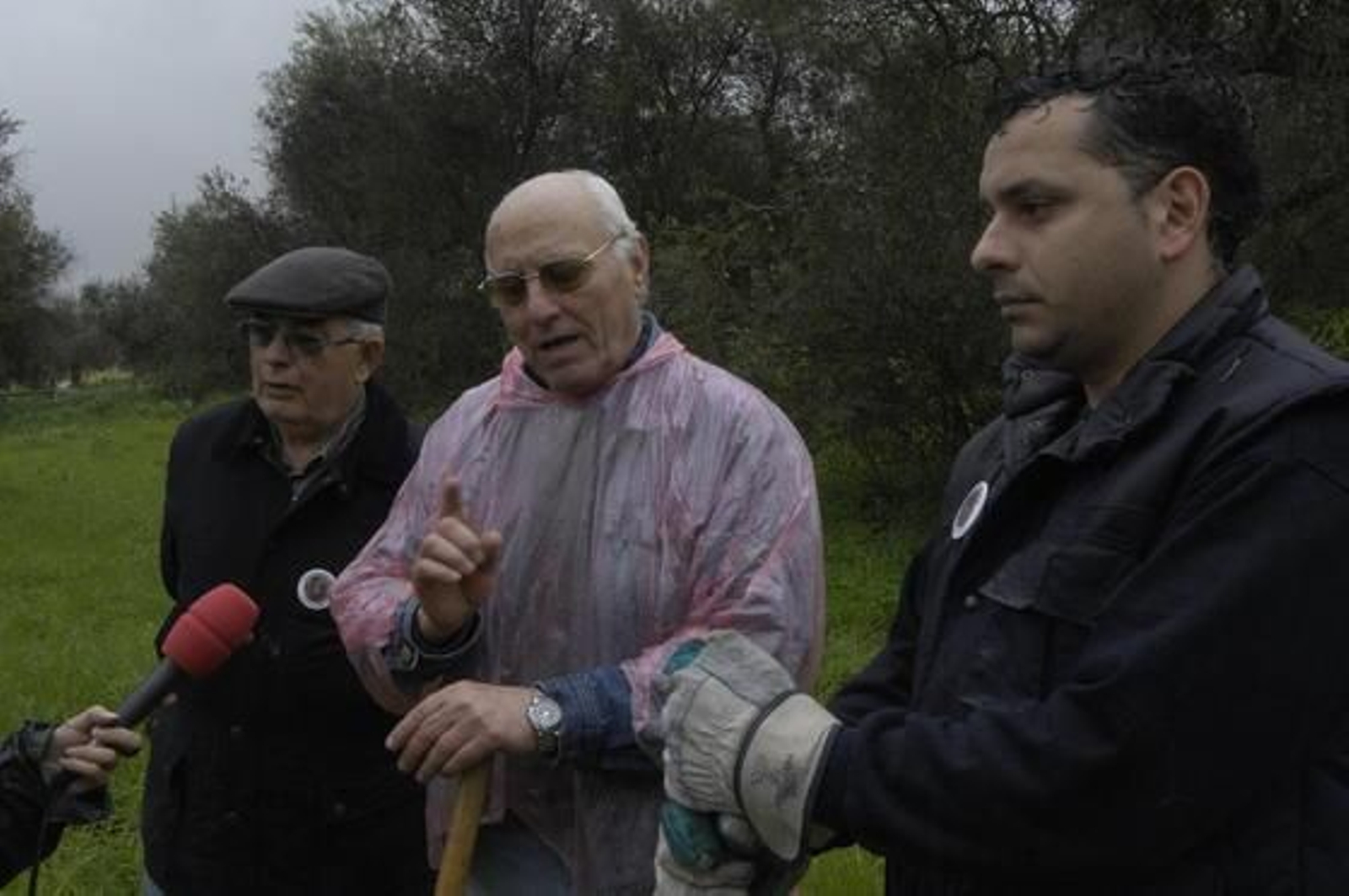 Tres de los voluntarios en la búsqueda hablan para un medio de comunicación.

Foto: Manuel Gómez