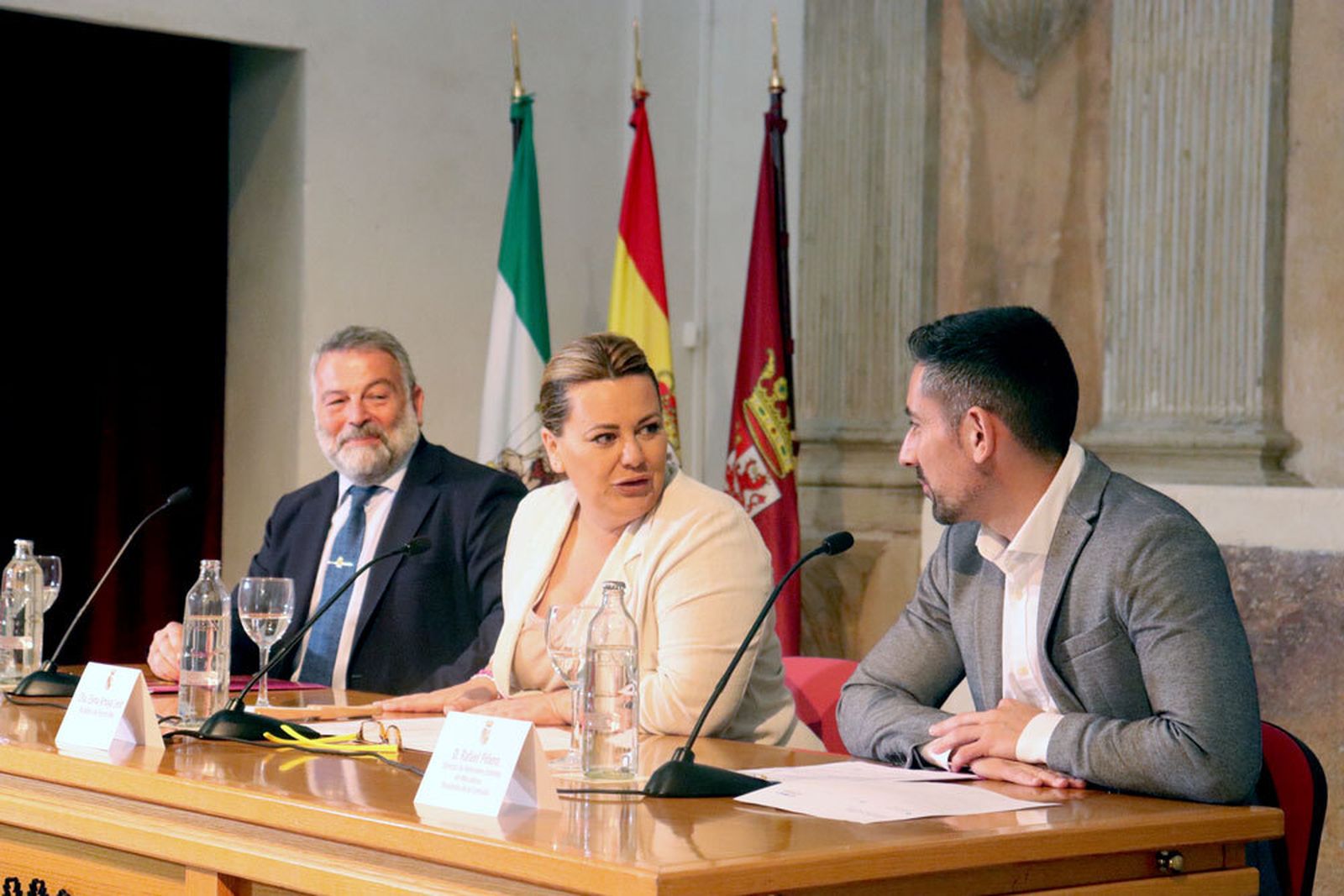 Amaya en la apertura del acto de la CEC, junto a Cremades (izquierda) y Piñero