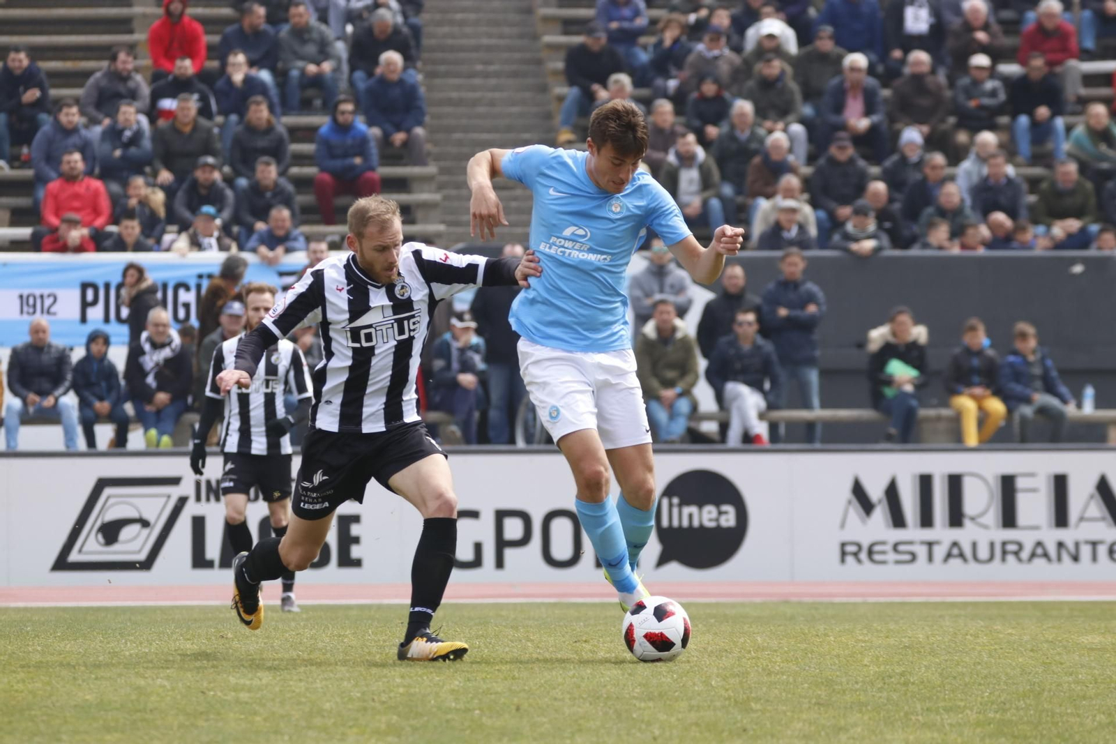 Joe pelea un balón ante un jugador de la UD Ibiza.