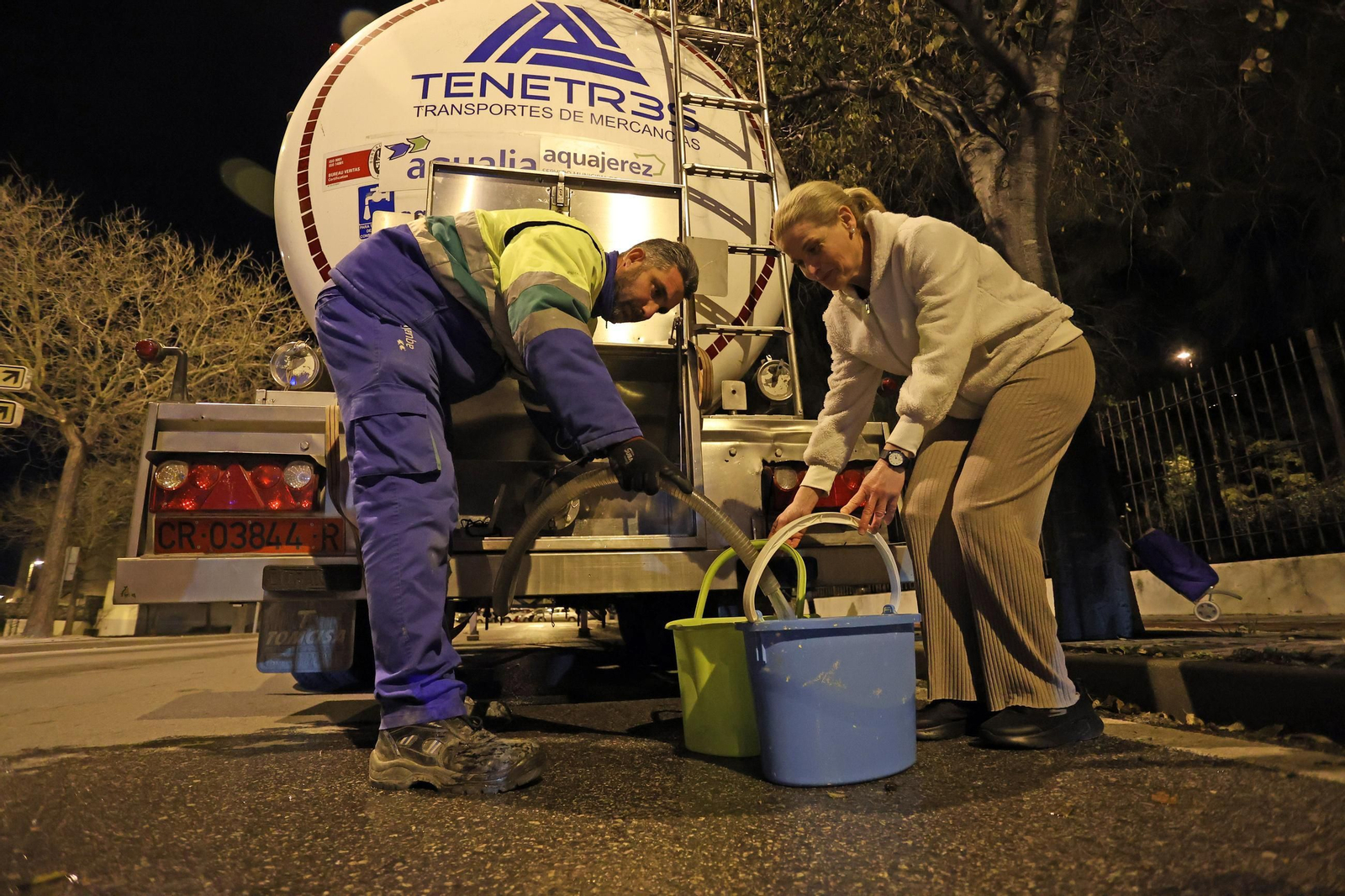 Imágenes del reparto de agua en Vallesequillo