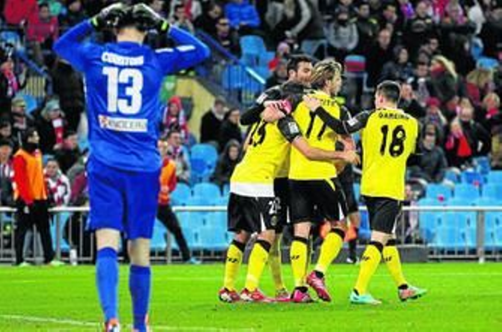 Rakitic es abrazado por Coke, Iborra y Gameiro tras marcar de penalti mientras Courtois se lamenta.