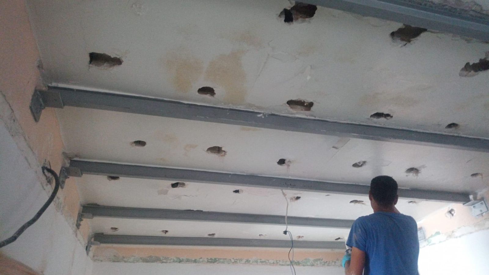 Refuerzo de forjados en una de las viviendas de Los Almerndros afectada.