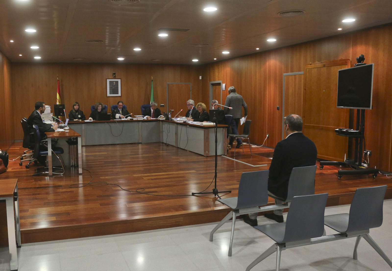 El entrenador de fútbol acusado de abusar y acosar a 25 menores al inicio del juicio.