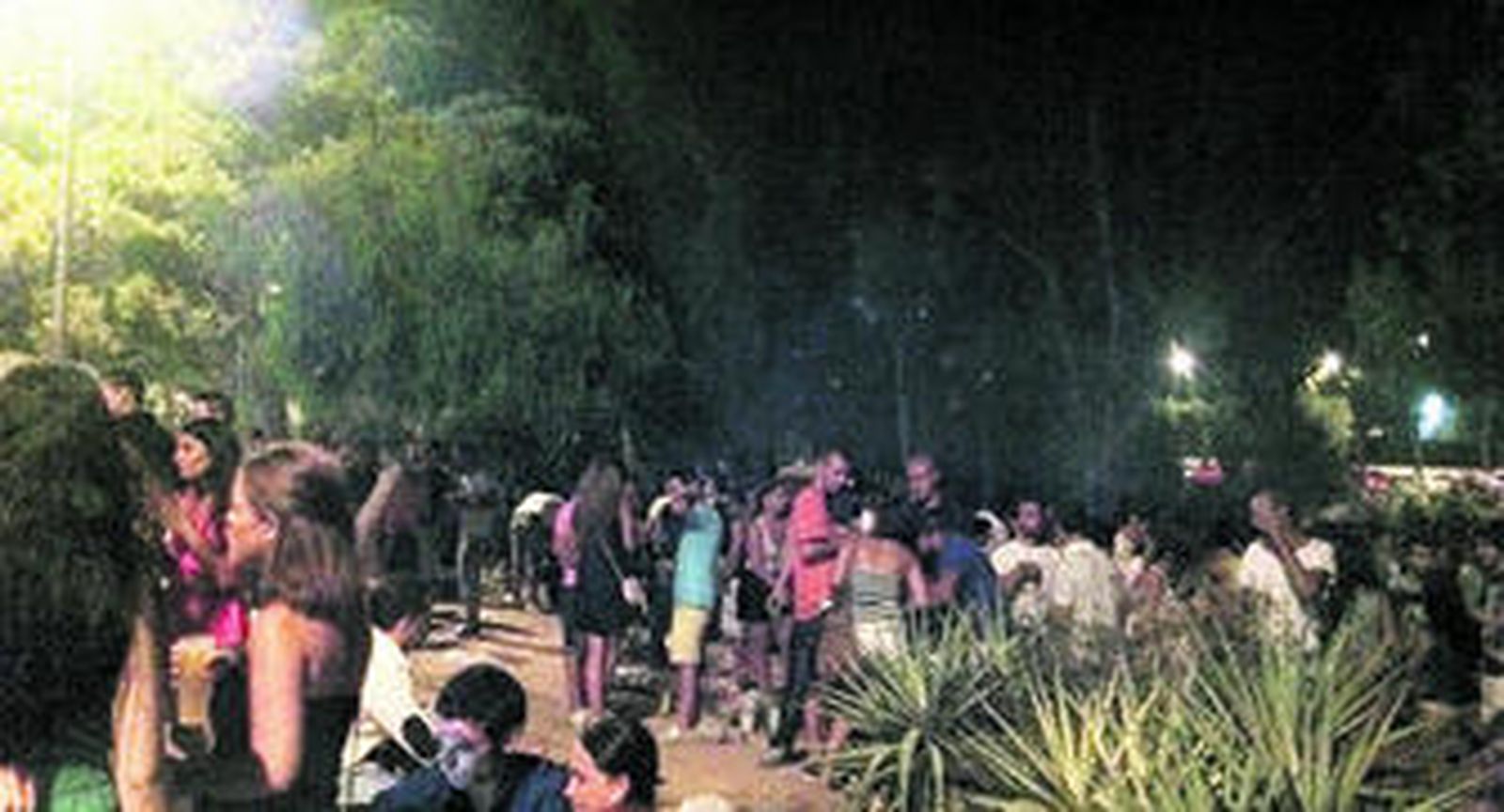 Concentración de jóvenes en Aguadulce pese a que en Roquetas de Mar el botellón está prohibido.