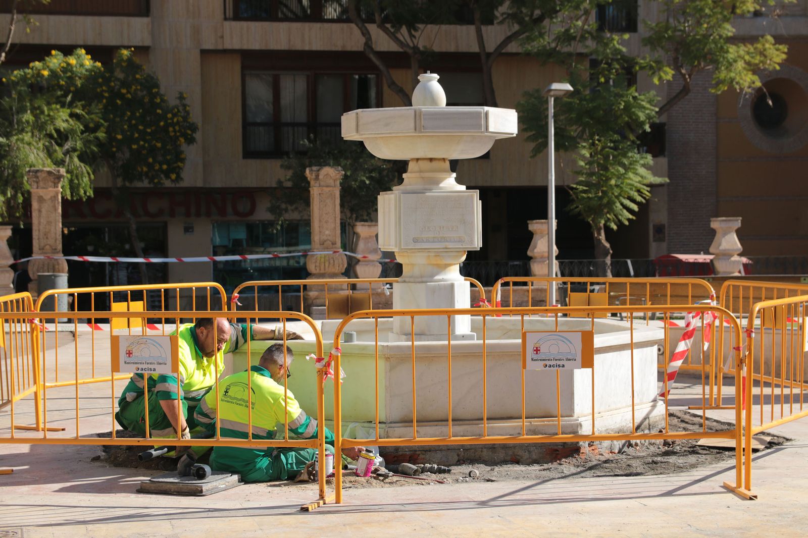 Operarios trabajan sobre las conducciones de la fuente de la plaza San Pedro.