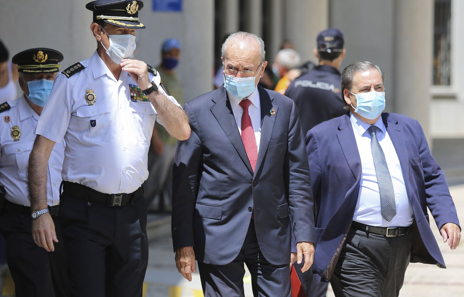 Fotos de la escultura que rinde homenaje a los policías fallecidos en Málaga
