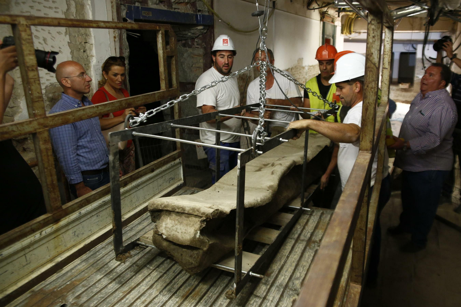 La extracción del sarcófago romano, en imágenes