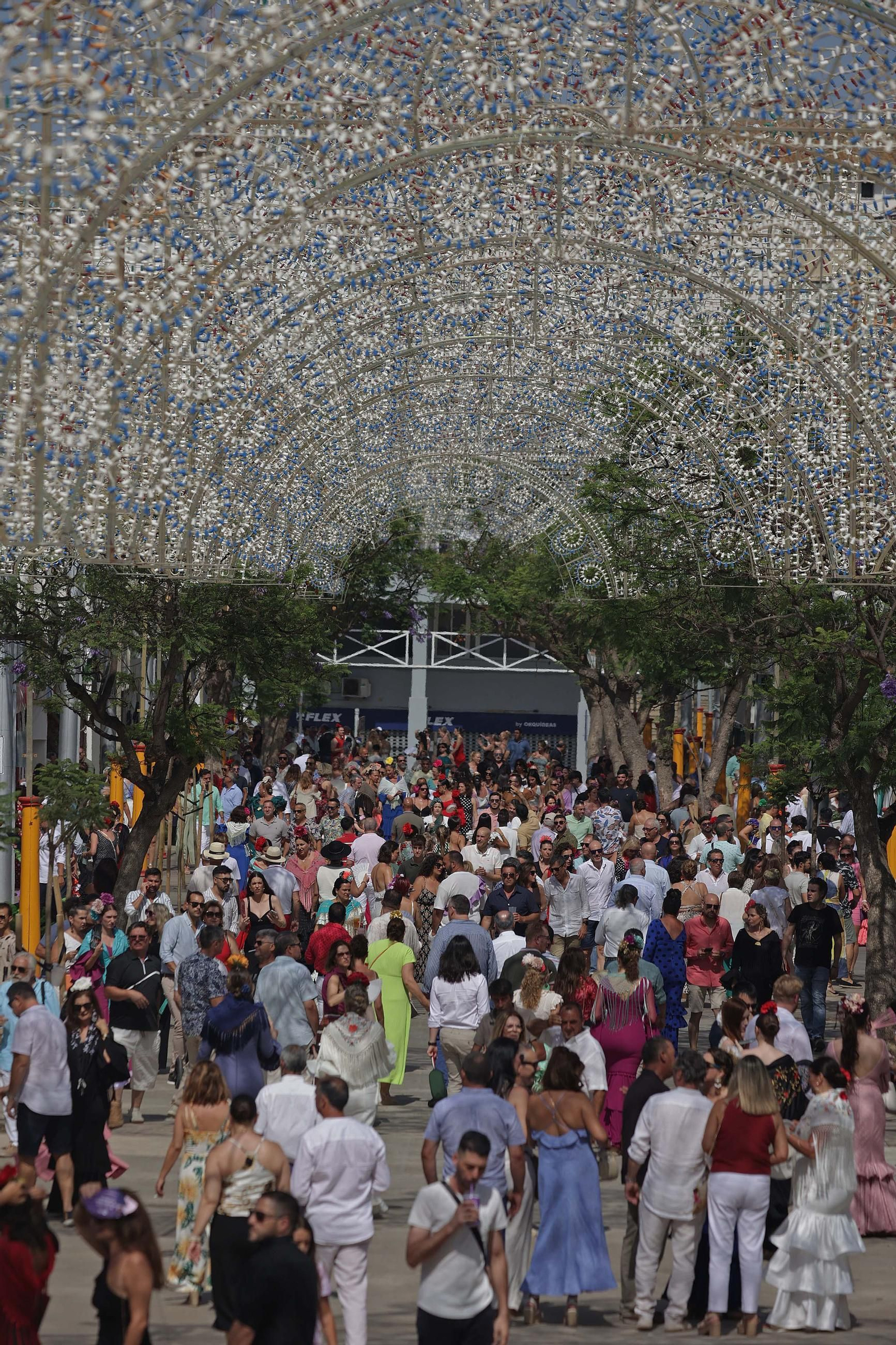 Búscate en las fotos del Domingo por Sevillanas de la Feria Real de Algeciras 2025