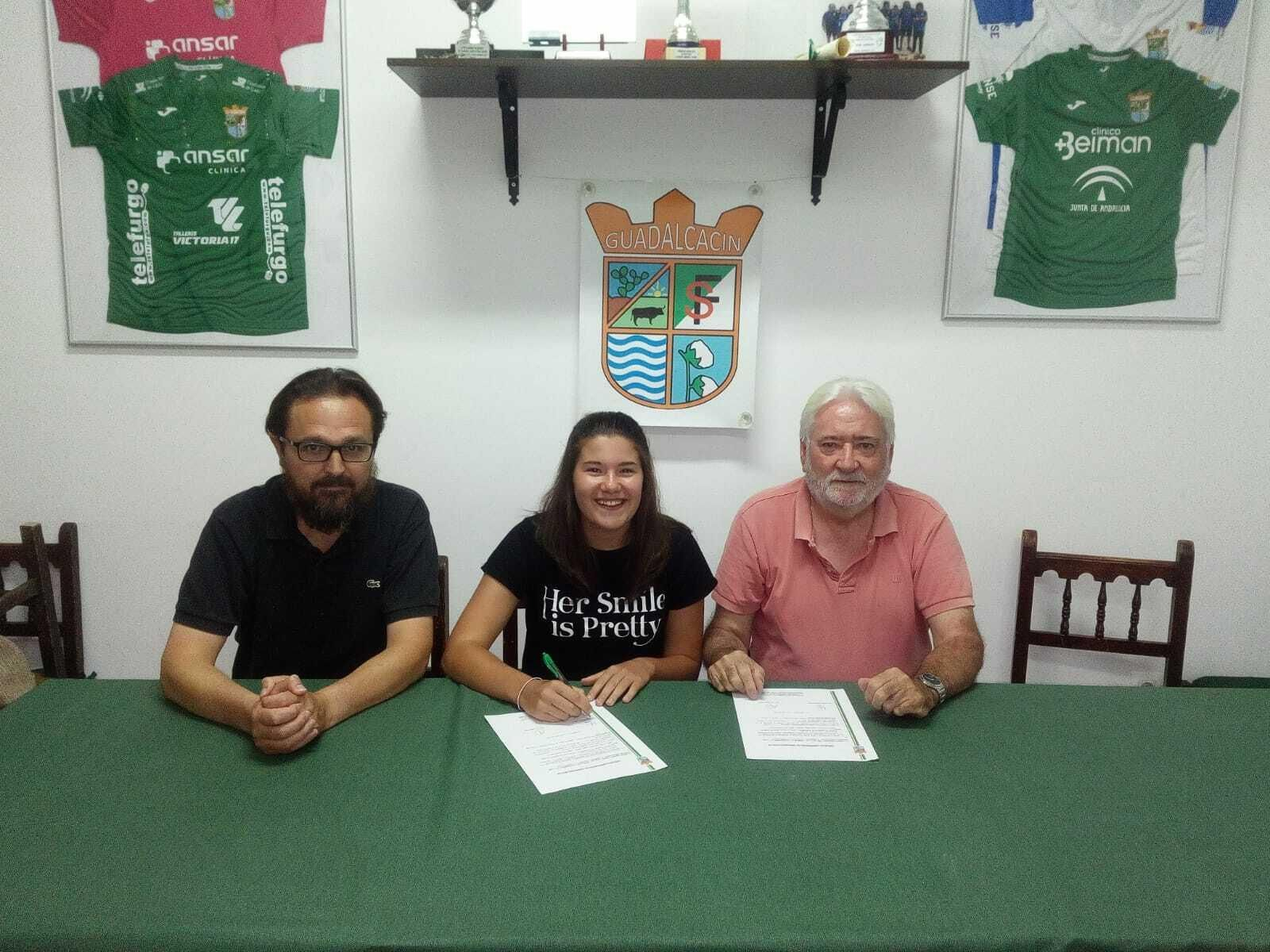 Pepa firma el nuevo contrato en presencia de Luis Delgado y Andrés Sánchez, presidente y entrenador del club.