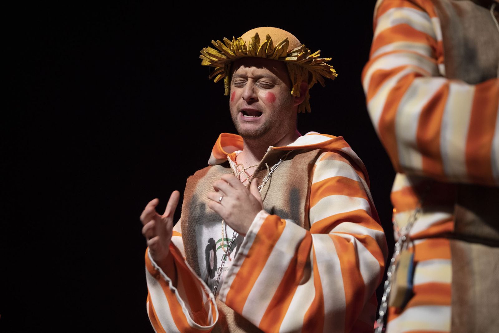 Imágenes de la actuación de la murga de Sanlúcar la Mayor 'El priorato de Don Simón' en el Carnaval Colombino