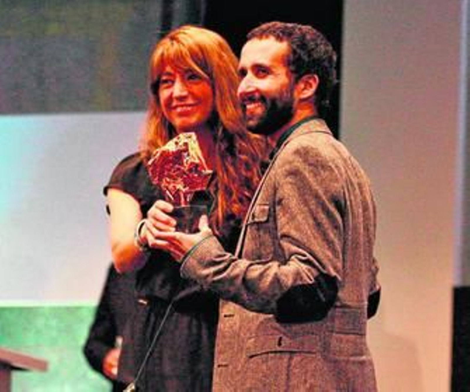 Pablo Remón recoge el premio SGAE de Guión en 2013 por 'Mala cosecha', escrita junto a su hermano Daniel.