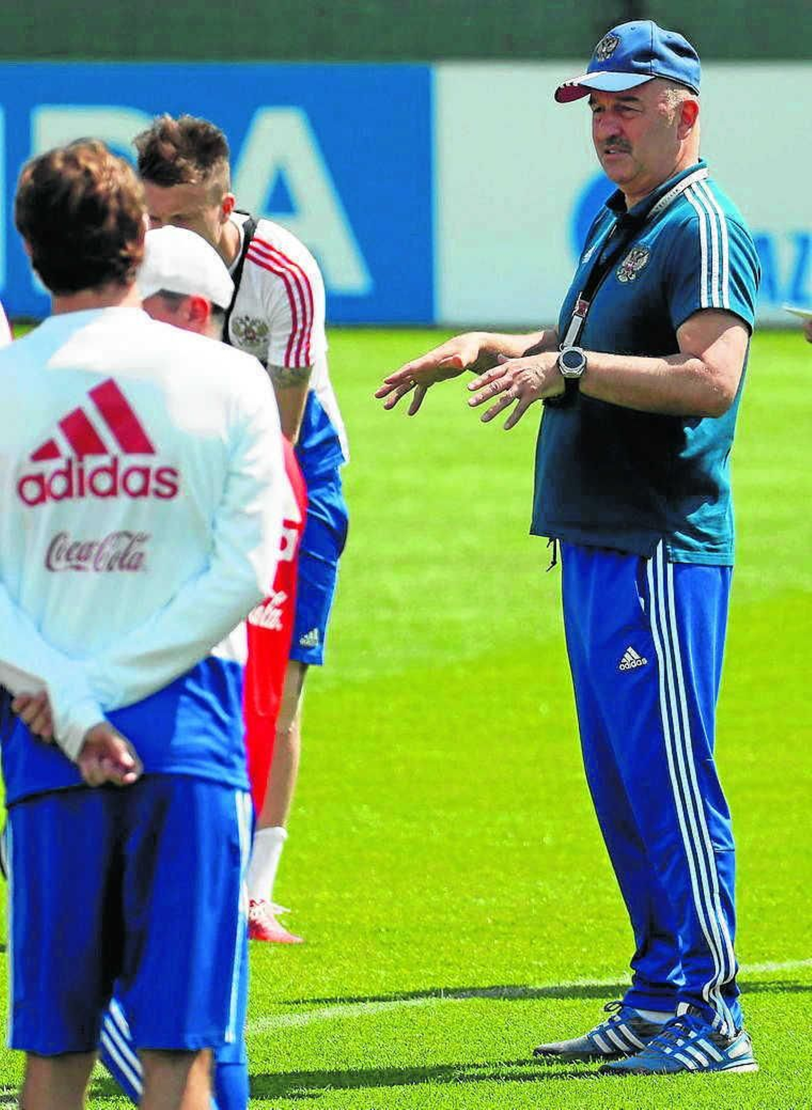 Cherchesov dirige el entrenamiento de ayer de su selección.