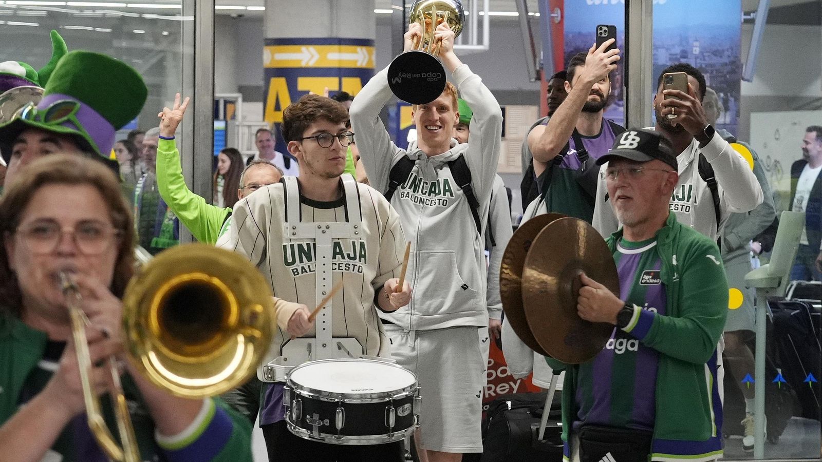 Alegría y éxtasis en la llegada del Unicaja al aeropuerto
