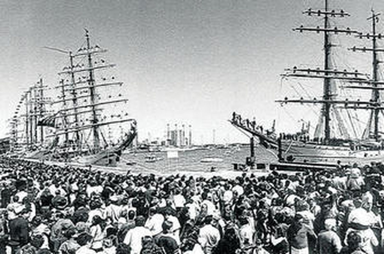 Los ciudadanos llenan el muelle Ciudad durante la celebración de la Gran Regata Colón 92.