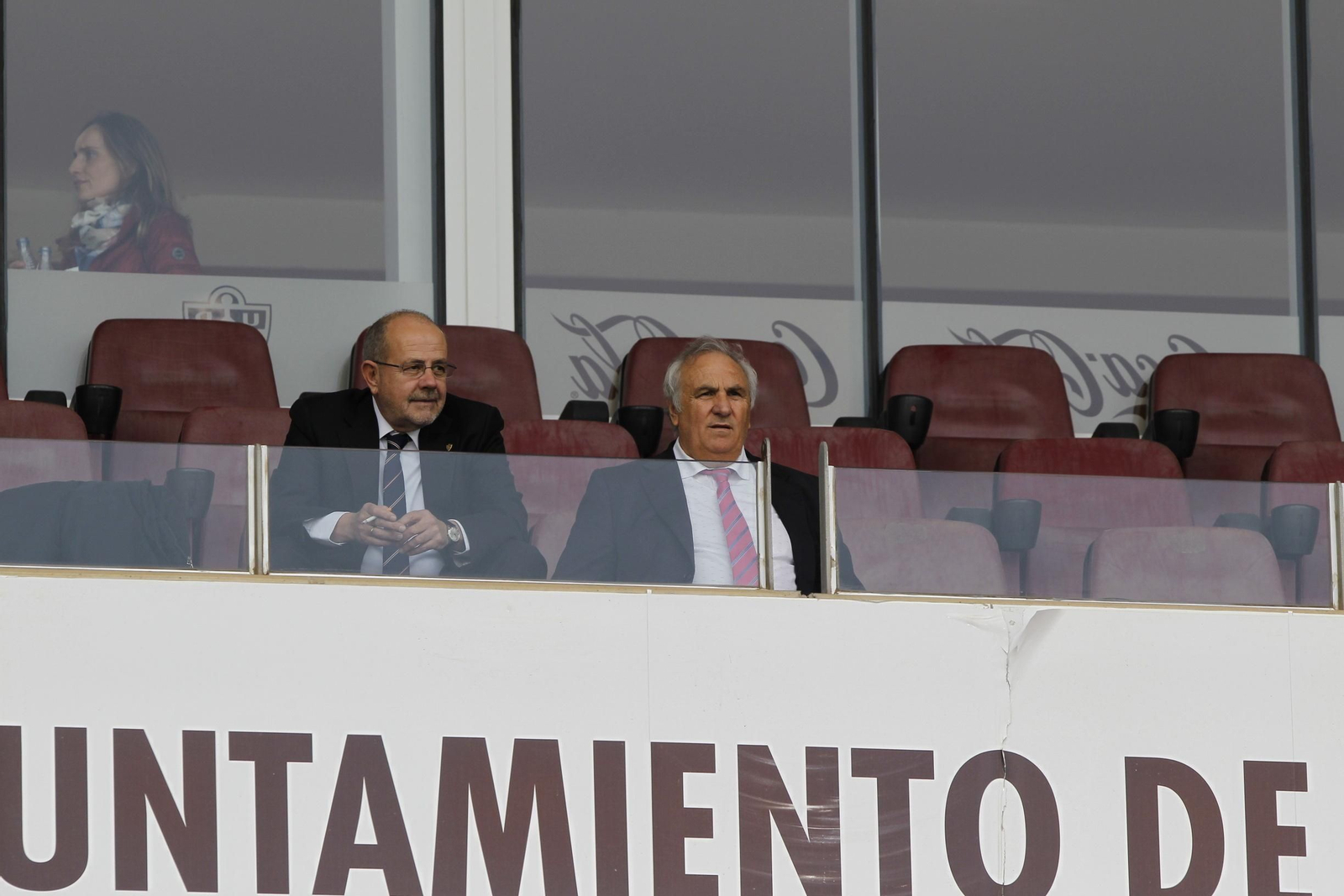 Alfonso García en el palco del Estadio Mediterráneo durante un partido del recién concluido curso junto a Mariano Blanco, secretario general, y uno de sus consejeros más cercanos los últimos tiempos.